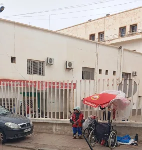 وجدة : اكتظاظ وتخبط الاستقبال بمستشفى الفارابي وتهشيم زجاج المستعجلات يثير الهلع في صفوف المرضى