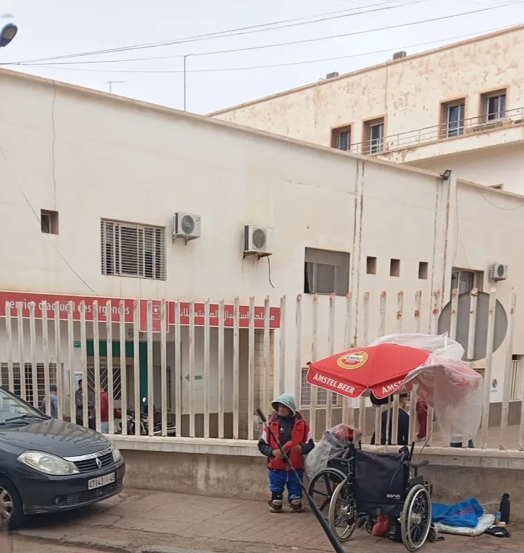 وجدة : اكتظاظ وتخبط الاستقبال بمستشفى الفارابي وتهشيم زجاج المستعجلات يثير الهلع في صفوف المرضى
