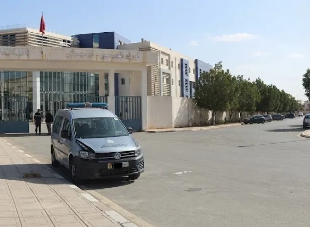 الدريوش :     حراسة مشددة للدرك أمام المستشفى الإقليمي تثير الجدل … وإخضاع المرضى لشروط قاسية من أجل الولوج إلى مرفق العلاج ؟