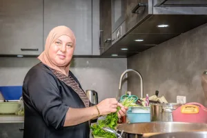 رغم ضيق الحال.. مغربية تهزّ هولندا بطاجين لـ8 آلاف شخص.. فاطمة البوعزاتي تحوّل المعاناة إلى ملحمة تضامن ترفع رأس مغاربة العالم!