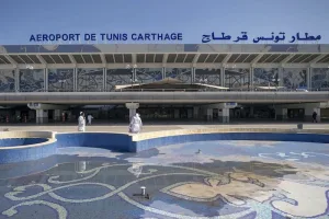 شكاوى مغاربة من احتجاز مطول وإجراءات دخول بمطار قرطاج