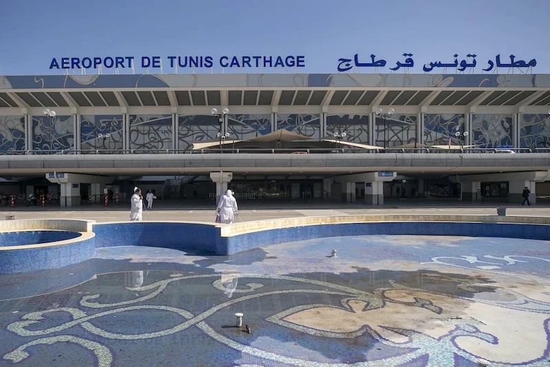 شكاوى مغاربة من احتجاز مطول وإجراءات دخول بمطار قرطاج
