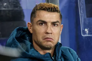 الأربعيني رونالدو يغادر معسكر البرتغال غاضباً .. شرارة الخلاف مع المدرب تهز أجواء المنتخب