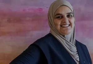 من أصول مغربية إلى قمة الرعاية الصحية في هولندا .. سميرة الموساوي تُفاجأ بالتتويج الذي أبكاها فرحاً