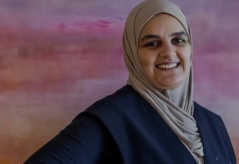 من أصول مغربية إلى قمة الرعاية الصحية في هولندا .. سميرة الموساوي تُفاجأ بالتتويج الذي أبكاها فرحاً