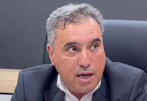 الناظور :      رئيس المجلس الإقليمي يهرب إلى أعلى بناية عمالة الإقليم ونائبه عزوز يختبئ في المرحاض خلال إنعقاد دورة المجلس