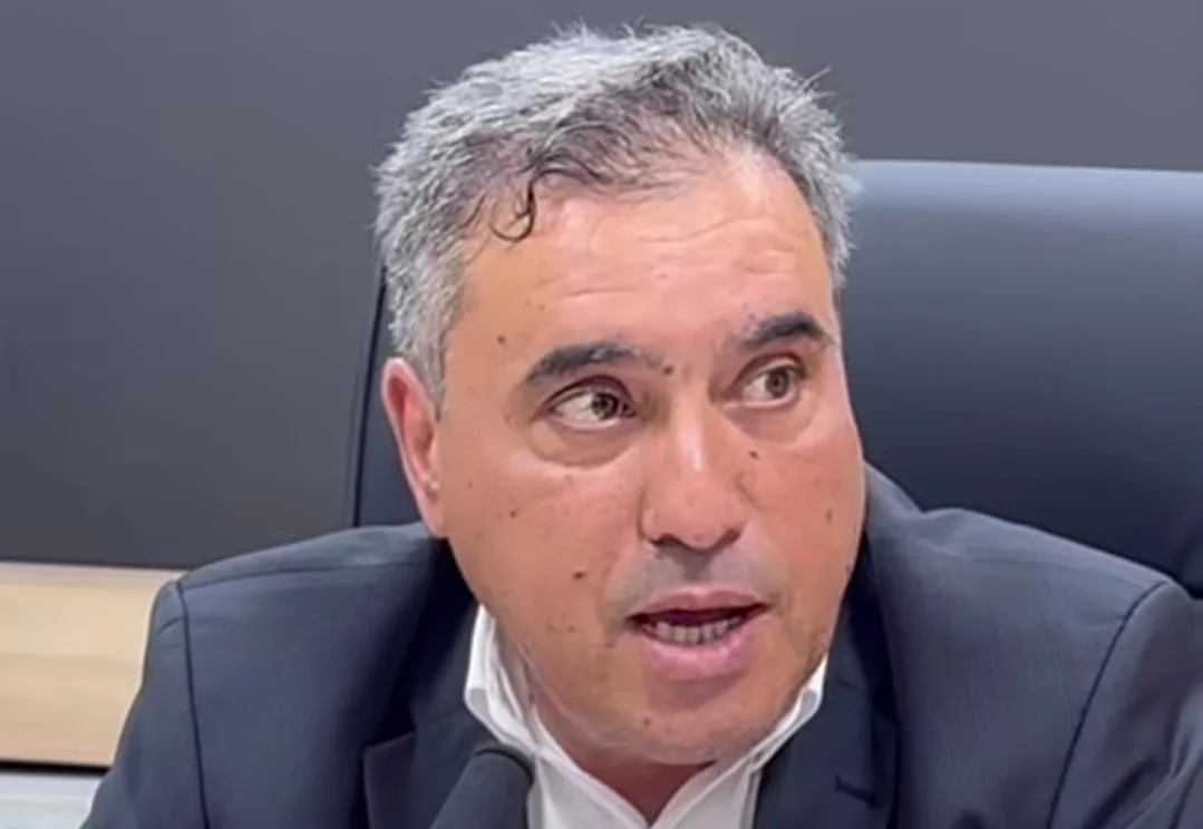 الناظور :      رئيس المجلس الإقليمي يهرب إلى أعلى بناية عمالة الإقليم ونائبه عزوز يختبئ في المرحاض خلال إنعقاد دورة المجلس