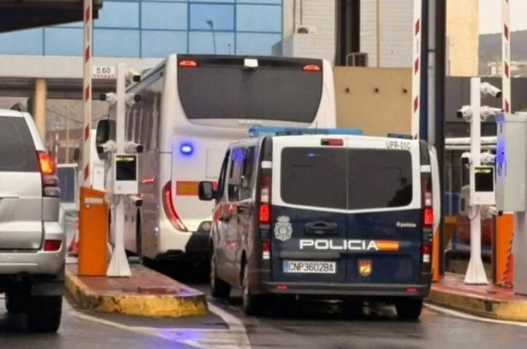 انتهى حلم سبتة تحت المطر … أكثر من 150 مغربياً يعودون إلى المغرب بعد تفكيك مخيم ترمبولين !