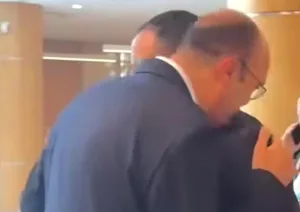 الحسيمة :     في أول ظهور له … البرلماني كريم البوطاهري ينحني أمام بايتاس ويقبل له الكتف