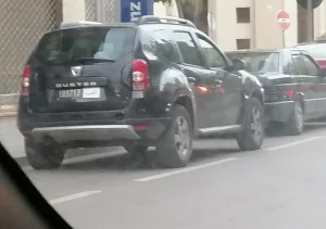 وجدة :    سيارة تابعة للدولة قادها شخص نزل أمام محمل للخمور وتبضع منه ثم غادر على متنها