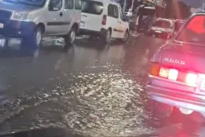 الحسيمة :    نصف ساعة من الأمطار تكشف “البترول الأسود” بشوارع إمزورن وكارثة بجماعة بني بوعياش
