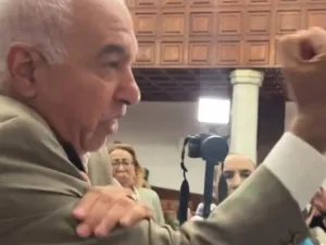 الدار البيضاء تغلي .. انتخابات 23 شتنبر تعود إلى دورة مجلس المدينة  و”صاك طنجة” يشعل السجال .. وبريجة يتشمكر في لقطة غريبة