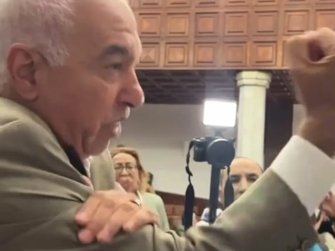 الدار البيضاء تغلي .. انتخابات 23 شتنبر تعود إلى دورة مجلس المدينة  و”صاك طنجة” يشعل السجال .. وبريجة يتشمكر في لقطة غريبة