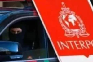 مطار محمد الخامس .. توقيف فرنسي مبحوث عنه دولياً لتورطه بمحاولة قتل بالسلاح في باريس