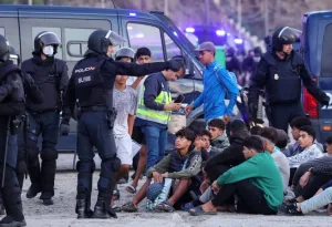 سبتة :     قبل ساعات من وصول الملك فيليبي السادس .. إسبانيا تُعيد 348 “حراك” إلى المغرب عبر معبر تارخال