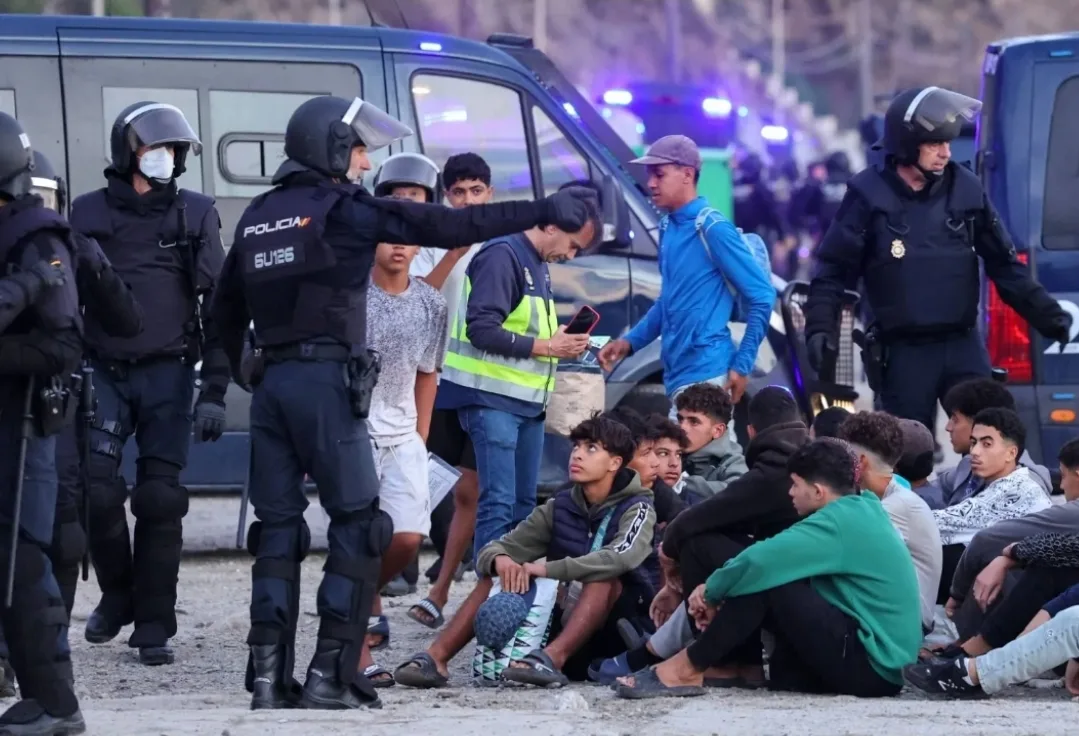 سبتة :     قبل ساعات من وصول الملك فيليبي السادس .. إسبانيا تُعيد 348 “حراك” إلى المغرب عبر معبر تارخال