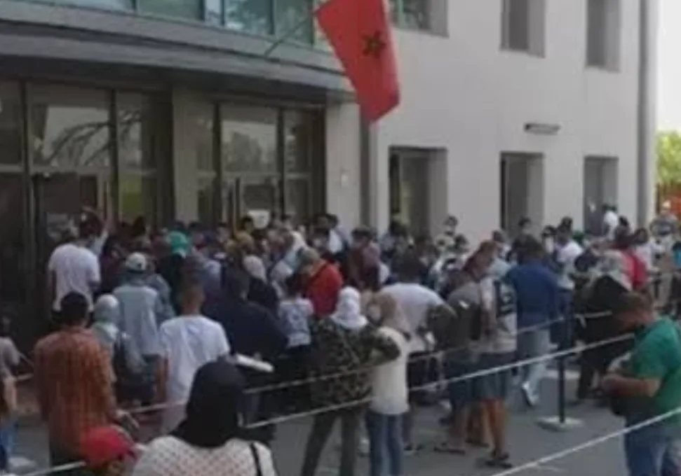 مغاربة بأوروبا يتحدثون عن رفض تجديد وثائقهم القنصلية وبطائق هوياتهم وجوازاتهم وسط تساؤلات حول وضعية الملاحقين قضائياً وطالبي اللجوء