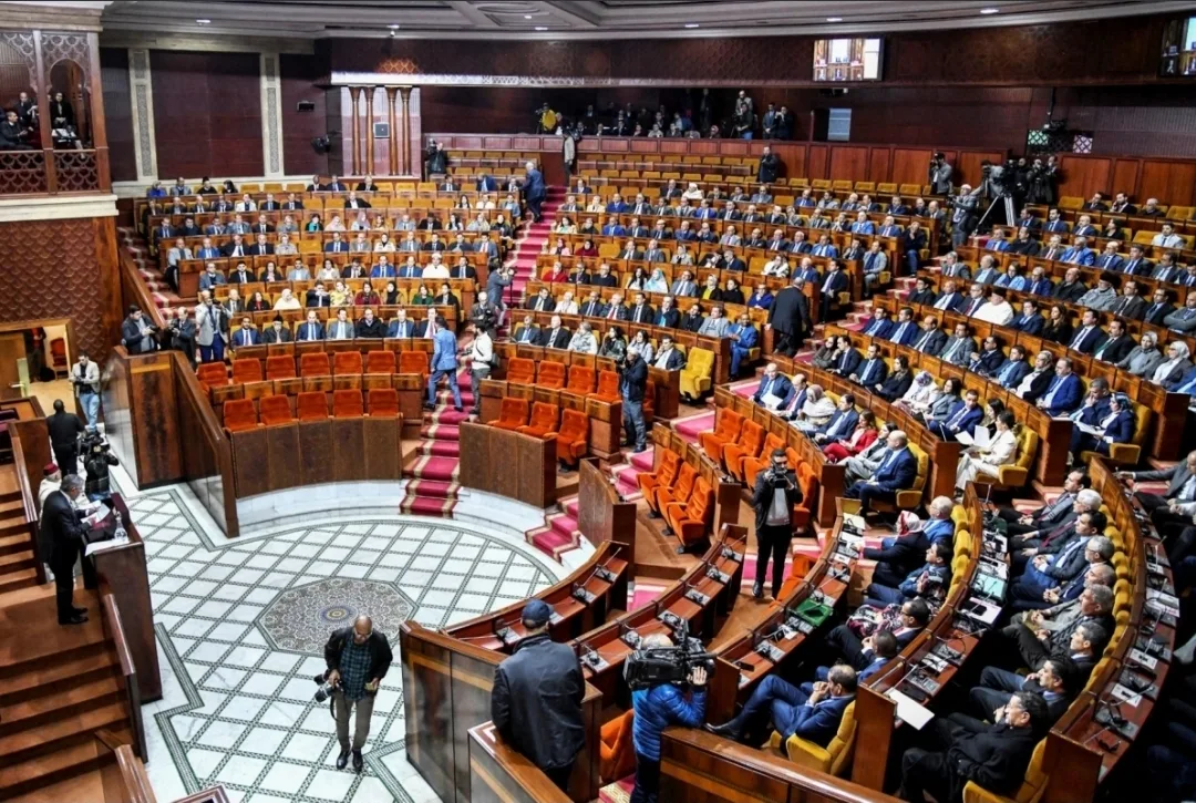 معارضة برلمانية متعددة الرؤوس أمام اختبار القوة … هل تنجح الأحزاب في محاصرة حكومة المنصوري أم تبتلعها خلافاتها ؟