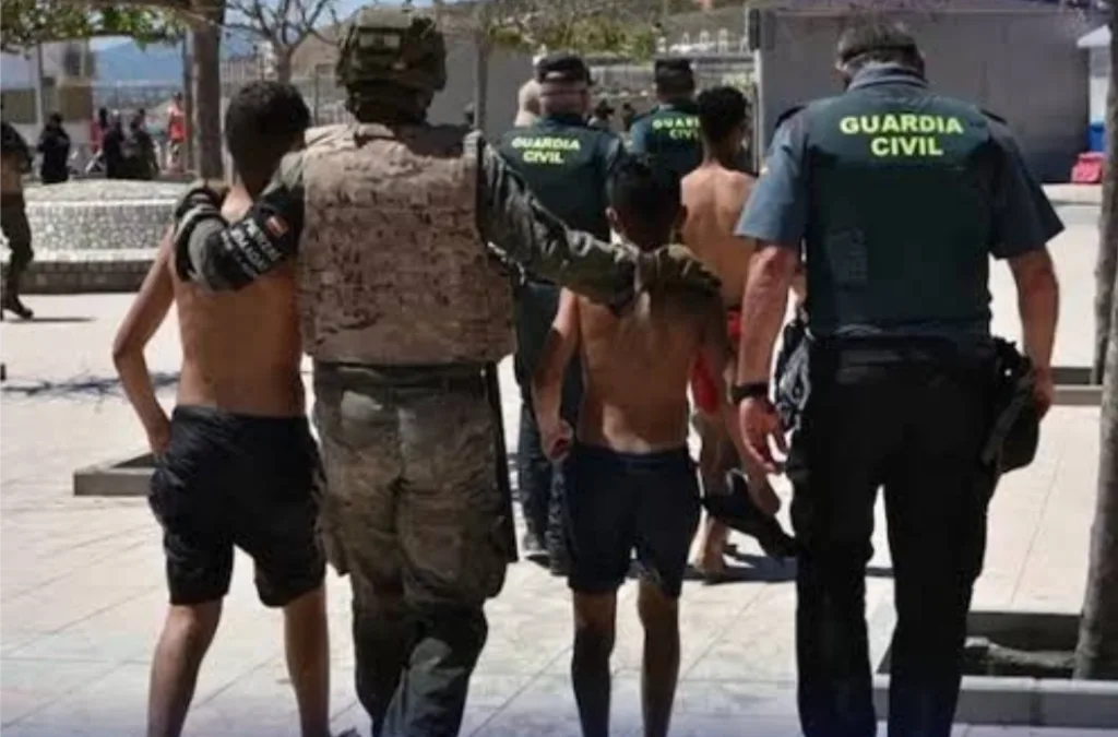 مليلية المحتلة تختنق بـ330 قاصراً … سلطاتها تضغط على مدريد لإعادتهم إلى المغرب وتتهم مندوبة الحكومة بعرقلة الترحيل