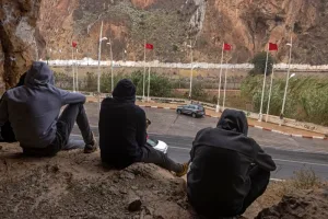 الجزائر تسلّم المغرب 33 شابا عبر معبر زوج بغال