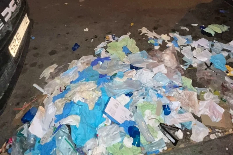 نفايات طبية مرمية بالشارع في القصر الكبير تستنفر السلطات