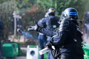 تحقيقات في 24 قضية تضع أساليب الشرطة الفرنسية تحت التدقيق