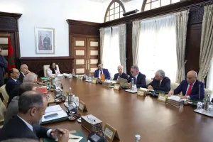 الحكومة تتعهد بمحاربة الوسطاء الانتهازيين وتشديد الرقابة على الأسواق