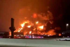 الحوثيون يعلنون استهداف مطار الرياض بصاروخ بالستي