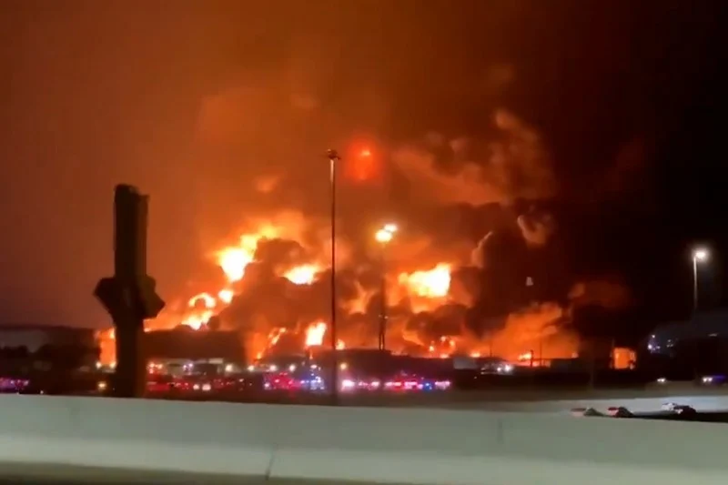 الحوثيون يعلنون استهداف مطار الرياض بصاروخ بالستي