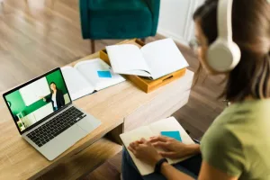 نحو 40 شخصا يتهمون مركزا لتعليم الفرنسية بالنصب والاحتيال
