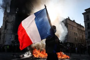 لوكورنو يتهم اليسار المتطرف بالتخطيط للتمرد ويشدد الإجراءات الأمنية بفرنسا