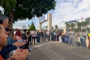 موظفون وأجراء يحتجون على رسوم التوقيت الميسر ويطالبون بإلغائها