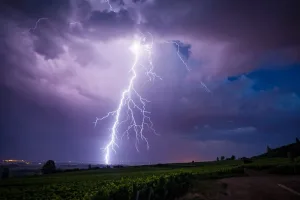 الأرصاد تحذر من موجة حر بالجنوب وزخات رعدية بعدة مناطق