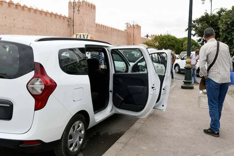 سيارات الأجرة الكبيرة بالرباط تطالب بزيادة درهم في التعريفة بسبب غلاء المحروقات