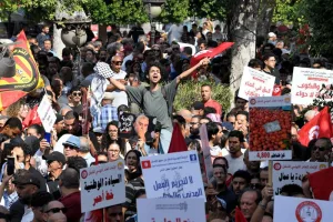 آلاف التونسيين يحتجون على غلاء المعيشة ويطالبون بإطلاق سراح المعارضين