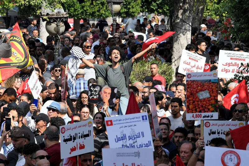 آلاف التونسيين يحتجون على غلاء المعيشة ويطالبون بإطلاق سراح المعارضين